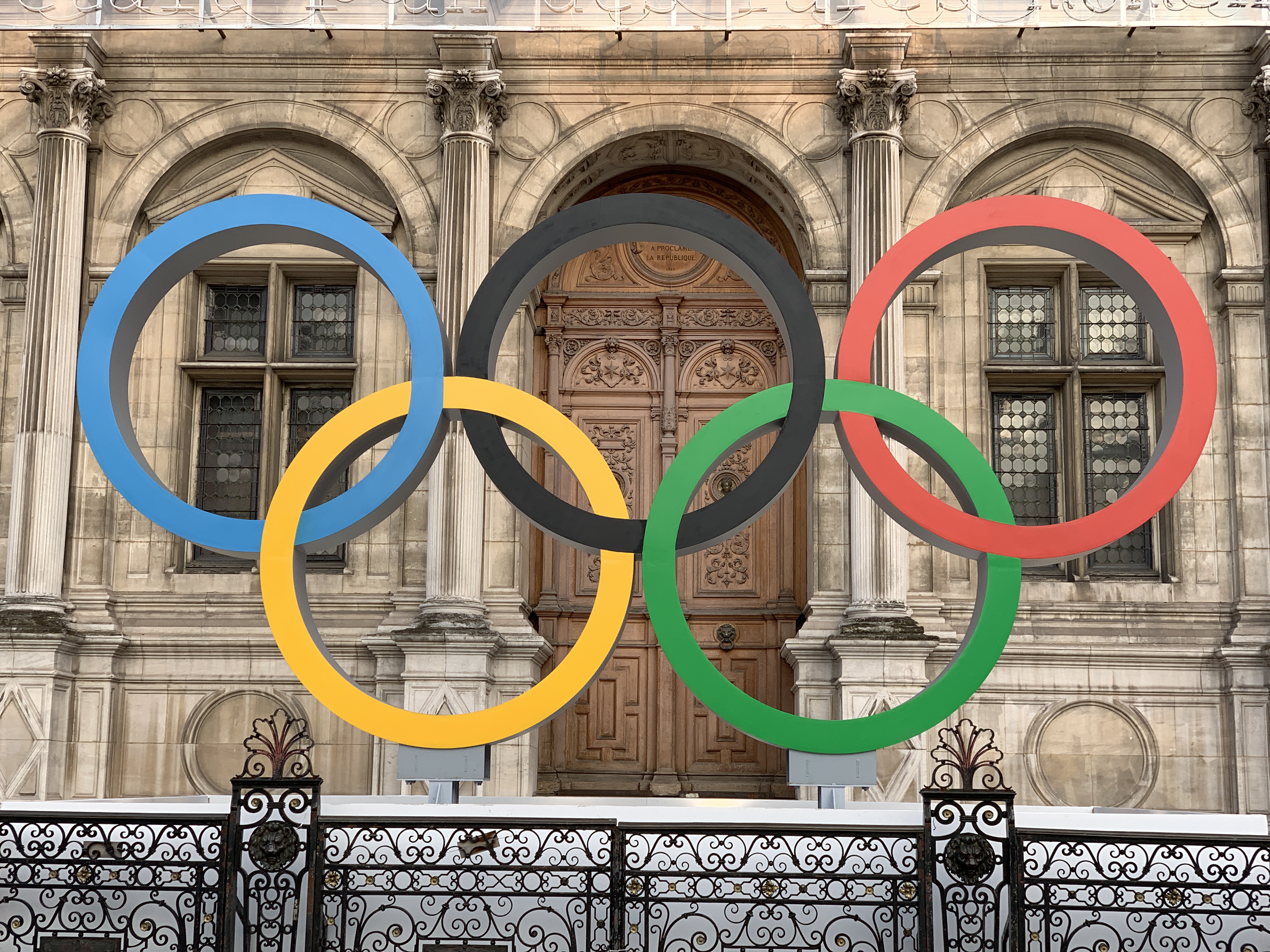 Anneaux Olympiques Place Hôtel Ville Esplanade Libération CC wikimedia
